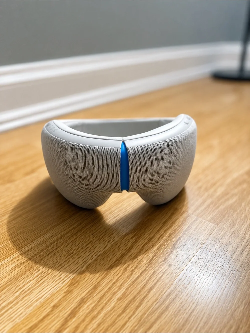 Therabody Smart Eye Massager - Light Gray Fabric